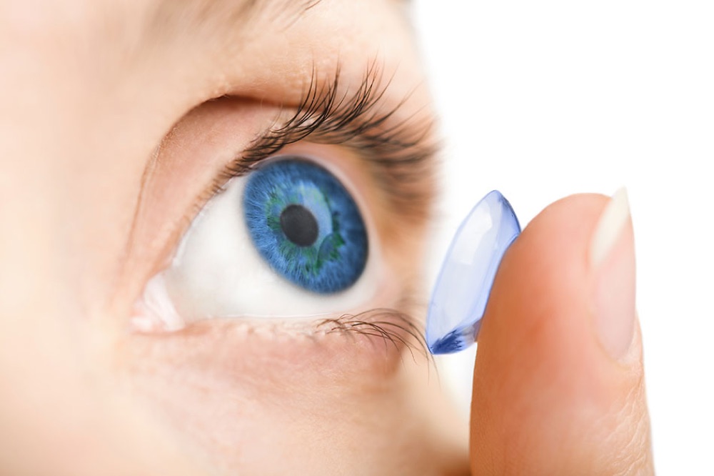 Œil portant une lentille de contact Cornélia